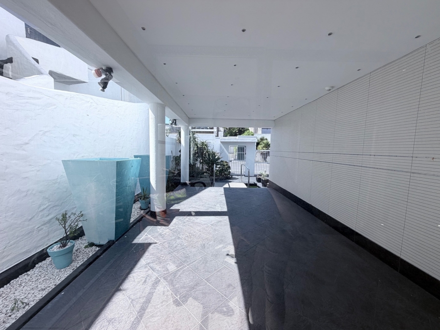 7 Bedroom Property for Sale in Bloubergstrand Western Cape